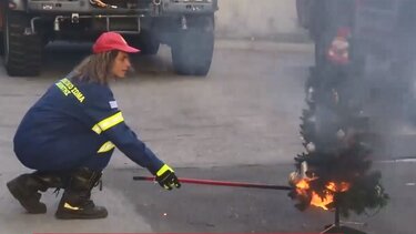 Πώς σβήνουμε ένα χριστουγεννιάτικο δέντρο που φλέγεται 