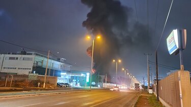 Μεγάλη φωτιά σε εργοστάσιο πολυεστερικών στον Ασπρόπυργο