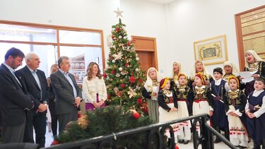 Χριστουγεννιάτικες μελωδίες και κάλαντα "πλημμύρισαν" Περιφέρεια και Δημαρχεία