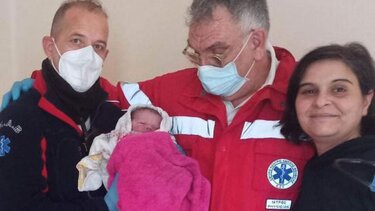 Λαμία: Γέννησε στο σπίτι με τη βοήθεια του ΕΚΑΒ 