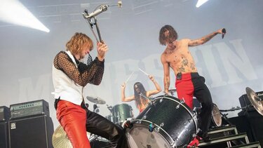 Οι Maneskin έσπασαν μουσικά όργανα στη σκηνή