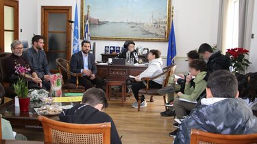 Μαθητές του 1ου Πειραματικού Γυμνασίου Χανίων πήραν συνέντευξη από τον Δήμαρχο