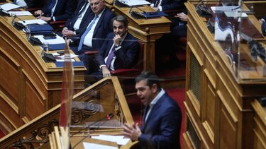 Παρακολουθήσεις: Κόντρα Μητσοτάκη – Τσίπρα στη Βουλή για το ποιος θα κλείσει τη συζήτηση