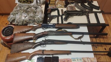 Ολόκληρο ... οπλοστάσιο, ναρκωτικά και τρεις συλλήψεις την ώρα του "deal"