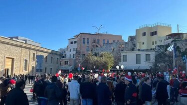 Γέμισαν με σάκους και ΑγιοΒασίληδες τα Χανιά!