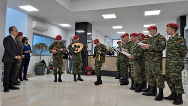 Μελωδικά Χριστούγεννα σε.. χακί απόχρωση!