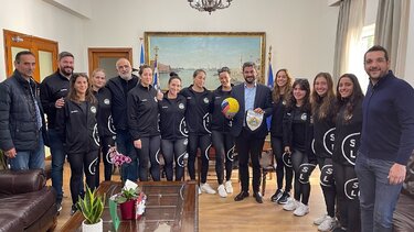 Μουσικές, όργανα, κάλαντα και… μπάλες του πόλο στο Δημαρχείο Χανίων