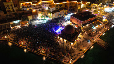 Χιλιάδες κόσμου, μικρά και μεγάλα παιδιά, στη φωτοδότηση του Χριστουγεννιάτικου Δέντρου του Δήμου Χανίων