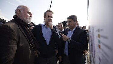 Στο "Κarteros Beach Sports Center" ο πρωθυπουργός, ξεναγήθηκε από τον Λευτέρη Αυγενάκη