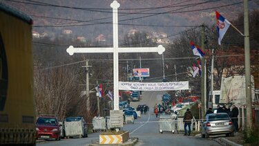 Κοσοβάρος στρατιώτης συνελήφθη αφού πυροβόλησε και τραυμάτισε 2 νεαρούς Σέρβους