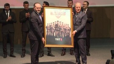 Ο Ακάρ παρουσίασε τηλεοπτική σειρά με τουρκική εισβολή στην Ελλάδα