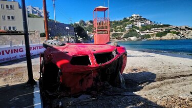 Ανελκύστηκε από το βυθό ένα από τα αυτοκίνητα στη Λυγαριά