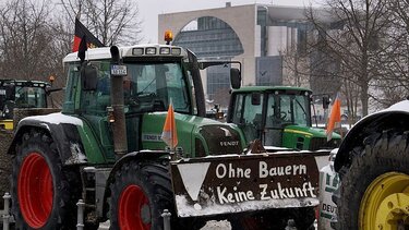 Διαδήλωση με τρακτέρ μπροστά από την Πύλη του Βραδεμβούργου