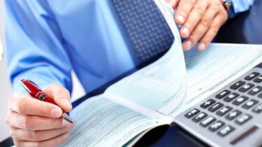 Τέλος επιτηδεύματος: Μείωση έως και 50% εξετάζει η κυβέρνηση