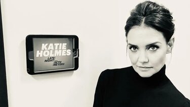 Η Katie Holmes μάς δείχνει τον πιο «ώριμο» τρόπο να φορέσουμε μίνι