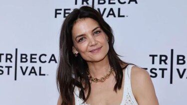 Η Κέιτι Χολμς έκανε το χτένισμα που έχει facelift εφέ