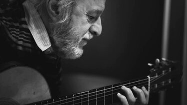 Νότης Μαυρουδής: Η ιστορία του εμβληματικού τραγουδιού «Πρωϊνό Τσιγάρο»