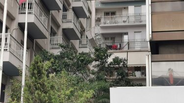 Θέαμα… το αιωρούμενο μπαλκόνι ξενοδοχείου στη Συγγρού: Παραμένει στη θέση του για τρίτη ημέρα