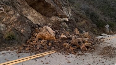 Μόλις βγήκε από το αυτοκίνητο, βράχος συνέθλιψε το όχημα!