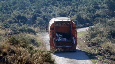 Αυτοκίνητο έπεσε σε απορριμματοφόρο - Νεκρή μια υπάλληλος καθαριότητας