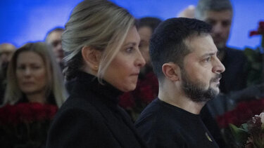 Ουκρανία: Συντετριμμένος ο Ζελένσκι στην κηδεία των θυμάτων από την πτώση του ελικοπτέρου