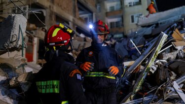 Σεισμός: Αγωνιώδεις προσπάθειες για ανεύρεση επιζώντων, ταραχές και λεηλασίες