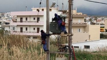 Έφτιαξαν τη ζημιά 'κρεμασμένοι' από το στύλο της ΔΕΗ