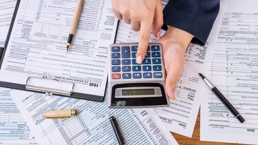 Ραβασάκια της εφορίας σε χιλιάδες φορολογούμενους 