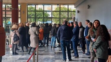 Διαμαρτυρία, υπό βροχή, έξω από το Αρχαιολογικό Μουσείο Ηρακλείου