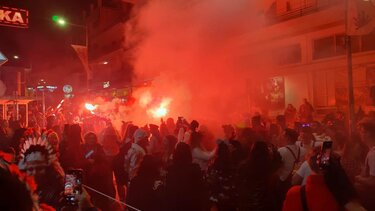  "Πλημμύρισαν" καρναβαλιστές οι δρόμοι του Ρεθύμνου - Βίντεο και φωτογραφίες από την νυχτερινή παρέλαση