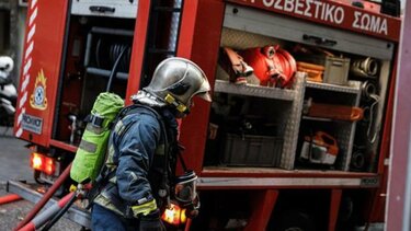 Φωτιά σε εγκαταλελειμμένο κτίριο στο κέντρο της Αθήνας