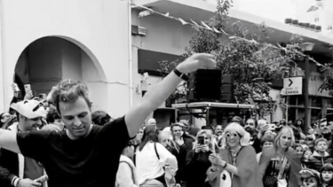 Σ. Πούμπουρας: «Ντύθηκε» Βασίλης Μπισμπίκης και χόρεψε το περιβόητο ζεϊμπέκικο