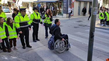 Μαθητές και τροχονόμοι συζητούν για την προσβασιμότητα