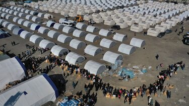 Σεισμός στην Τουρκία: Η ζωή μέσα σε σκηνές, βαγόνια και θερμοκήπια