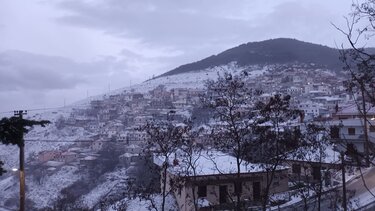 «Στα λευκά» ξύπνησαν το πρωί της Παρασκευής ορεινές περιοχές της Π.Ε. Λάρισας