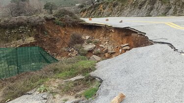 Σφακιά: Η δεύτερη καθίζηση έδωσε την "χαριστική βολή" στο δρόμο