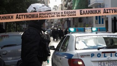 Θεσσαλονίκη: Γυναίκα απειλεί να πέσει από ταράτσα πολυκατοικίας