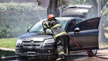 Φωτιά σε αυτοκίνητο κινητοποίησε την Πυροσβεστική