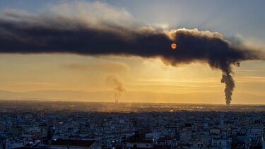 Φωτιά στη Θεσσαλονίκη: Στις φλόγες εγκαταλελειμμένο εργοστάσιο στη Σίνδο