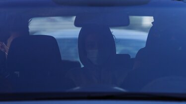 Υπόθεση 12χρονης στον Κολωνό: Στο εδώλιο με επιπλέον κατηγορία η μητέρα της