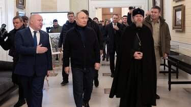 Οργή των Ουκρανών για τη νυχτερινή επίσκεψη Πούτιν στη Μαριούπολη