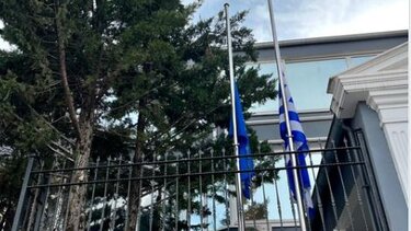 Μεσίστια η ελληνική σημαία στην πρεσβεία της χώρας μας στην Αγκυρα