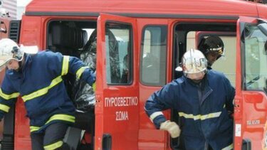 Φωτιά σε σταθμευμένο ασθενοφόρο!