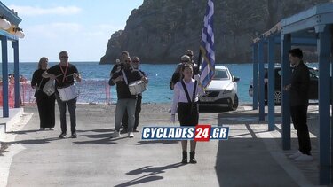 Αποθεώθηκε η μαθήτρια που κράτησε ολομόναχη την ελληνική σημαία στη Νάξο 