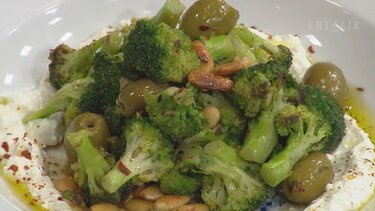 Πράσινες Ελιές Χαλκιδικής στο τηγάνι με μπρόκολο και αμύγδαλα