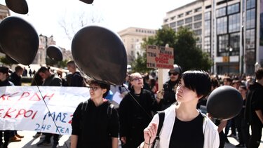 Τέμπη: Δάκρυα, σιγή για τους νεκρούς, μαύρα μπαλόνια, πανό με οργισμένα μηνύματα 