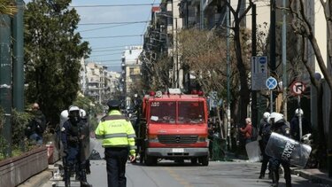 Ένταση έξω από το Οικονομικό Πανεπιστήμιο - Αστυνομικός πυροβόλησε στον αέρα