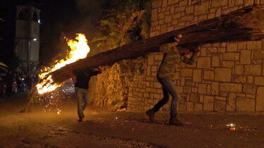 Οι εντυπωσιακές "λαμπάδες" της Μ. Παρασκευής στην Αργυρούπολη Ρεθύμνου