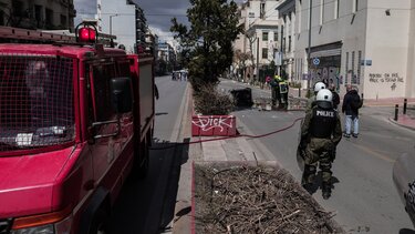 Νέα επεισόδια έξω από το Oικονομικό Πανεπιστήμιο Αθηνών