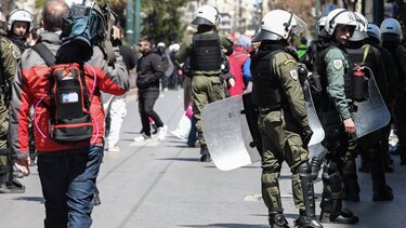 Συνελήφθη o αστυνομικός που πυροβόλησε στον αέρα, στα επεισόδια έξω από το ΟΠΑ